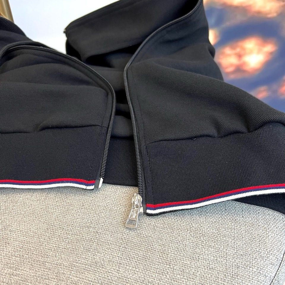 Mon蒙口、2025秋冬暖意新作蒙口连帽运动套装，慵懒与型格皆不设限。蒙口连帽运动套装以细腻质感打破沉闷