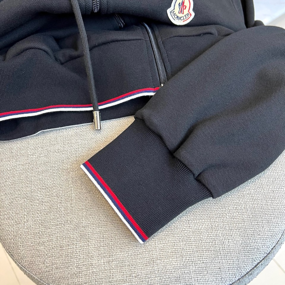 Mon蒙口、2025秋冬暖意新作蒙口连帽运动套装，慵懒与型格皆不设限。蒙口连帽运动套装以细腻质感打破沉闷