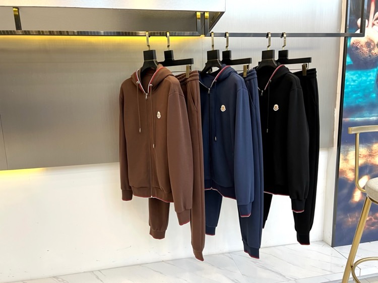 Mon蒙口、2025秋冬暖意新作蒙口连帽运动套装，慵懒与型格皆不设限。蒙口连帽运动套装以细腻质感打破沉闷