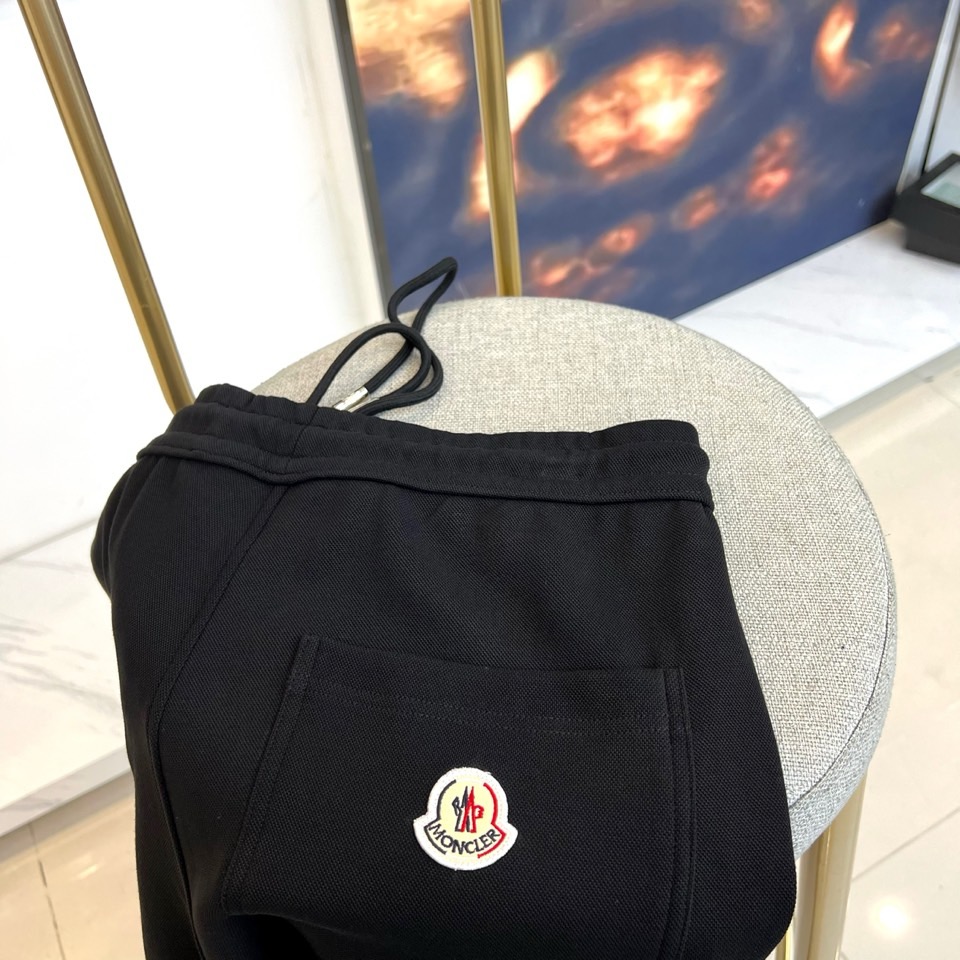 Mon蒙口、2025秋冬暖意新作蒙口连帽运动套装，慵懒与型格皆不设限。蒙口连帽运动套装以细腻质感打破沉闷