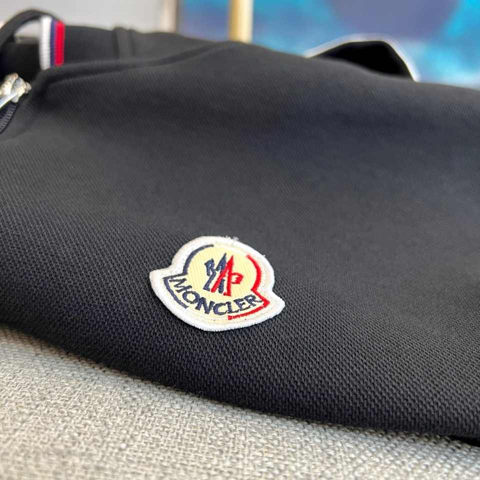 Mon蒙口、2025秋冬暖意新作蒙口连帽运动套装，慵懒与型格皆不设限。蒙口连帽运动套装以细腻质感打破沉闷