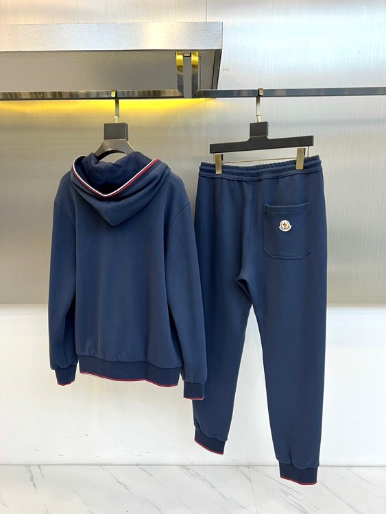 Mon蒙口、2025秋冬暖意新作蒙口连帽运动套装，慵懒与型格皆不设限。蒙口连帽运动套装以细腻质感打破沉闷