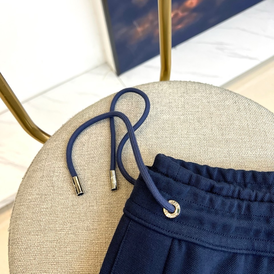 Mon蒙口、2025秋冬暖意新作蒙口连帽运动套装，慵懒与型格皆不设限。蒙口连帽运动套装以细腻质感打破沉闷