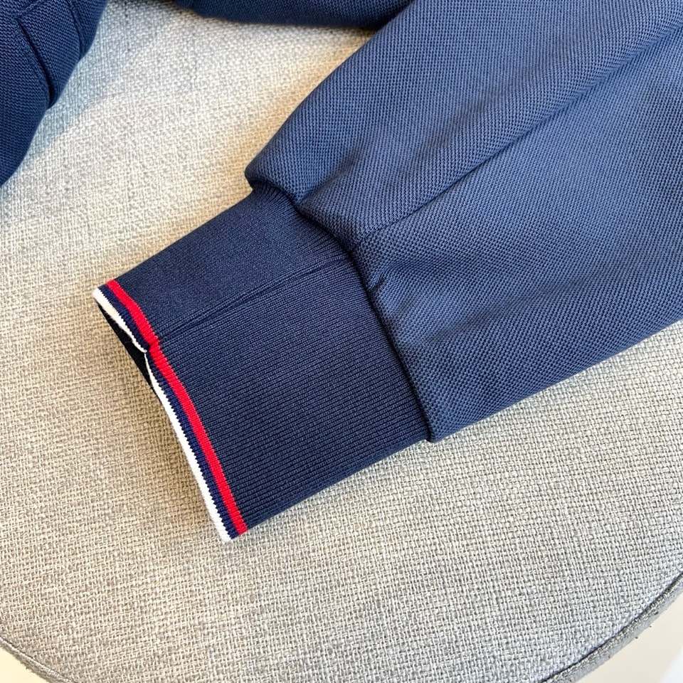 Mon蒙口、2025秋冬暖意新作蒙口连帽运动套装，慵懒与型格皆不设限。蒙口连帽运动套装以细腻质感打破沉闷