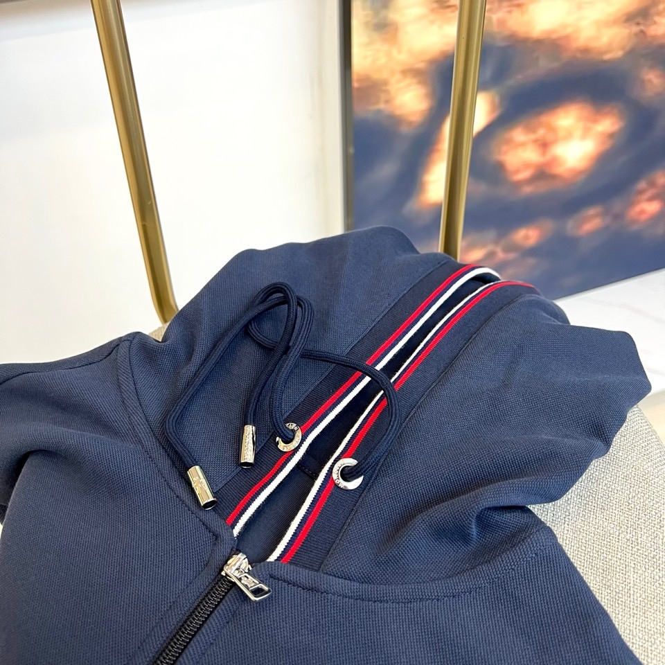 Mon蒙口、2025秋冬暖意新作蒙口连帽运动套装，慵懒与型格皆不设限。蒙口连帽运动套装以细腻质感打破沉闷