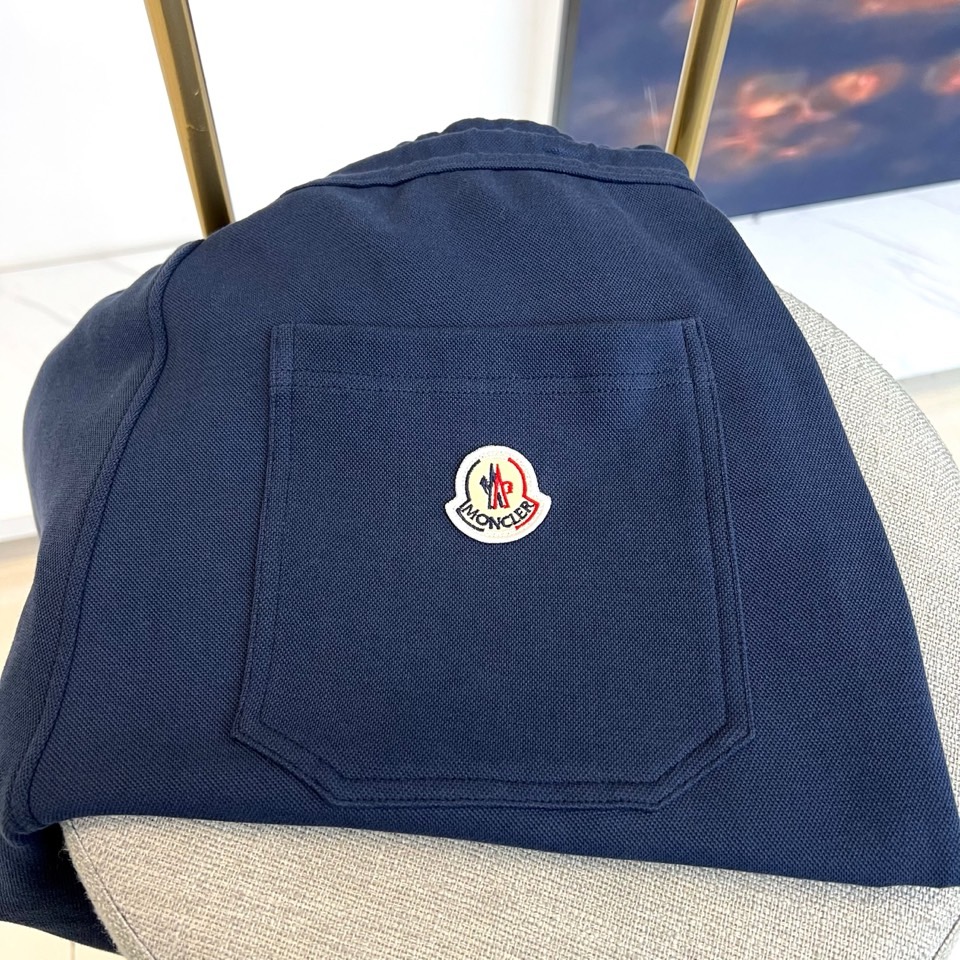 Mon蒙口、2025秋冬暖意新作蒙口连帽运动套装，慵懒与型格皆不设限。蒙口连帽运动套装以细腻质感打破沉闷