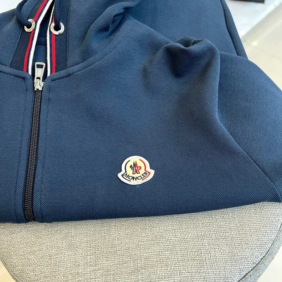 Mon蒙口、2025秋冬暖意新作蒙口连帽运动套装，慵懒与型格皆不设限。蒙口连帽运动套装以细腻质感打破沉闷