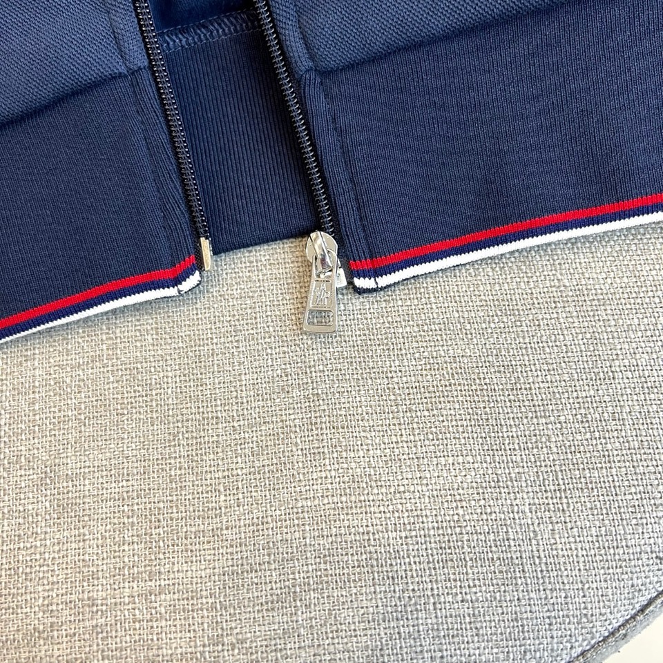 Mon蒙口、2025秋冬暖意新作蒙口连帽运动套装，慵懒与型格皆不设限。蒙口连帽运动套装以细腻质感打破沉闷