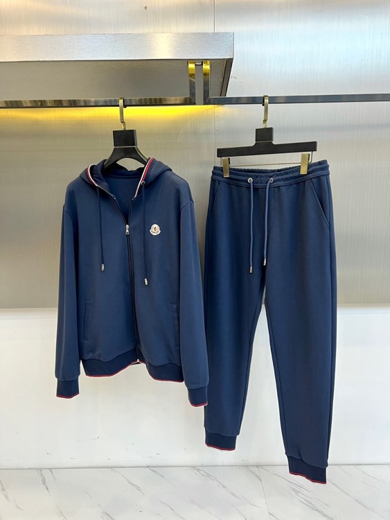 Mon蒙口、2025秋冬暖意新作蒙口连帽运动套装，慵懒与型格皆不设限。蒙口连帽运动套装以细腻质感打破沉闷