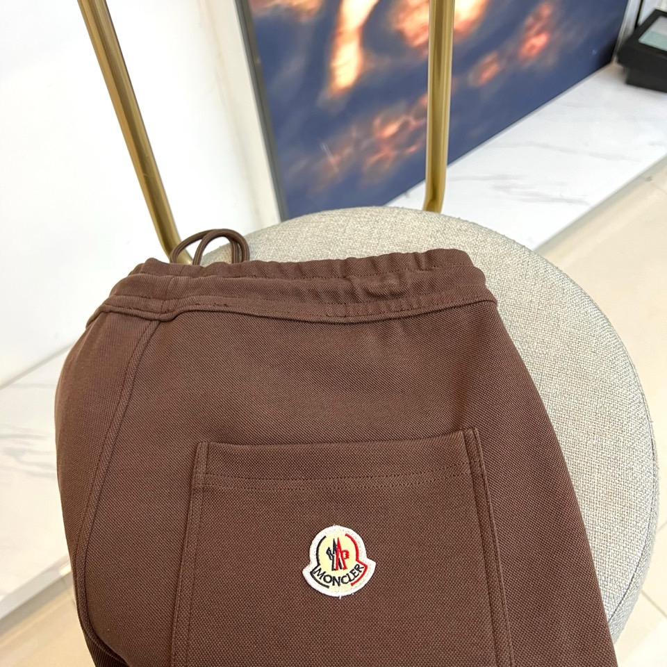 Mon蒙口、2025秋冬暖意新作蒙口连帽运动套装，慵懒与型格皆不设限。蒙口连帽运动套装以细腻质感打破沉闷