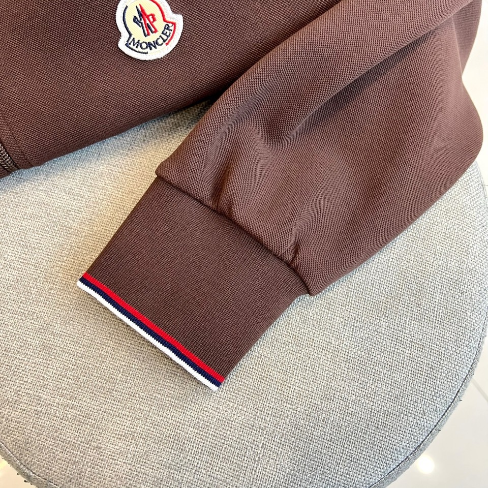 Mon蒙口、2025秋冬暖意新作蒙口连帽运动套装，慵懒与型格皆不设限。蒙口连帽运动套装以细腻质感打破沉闷