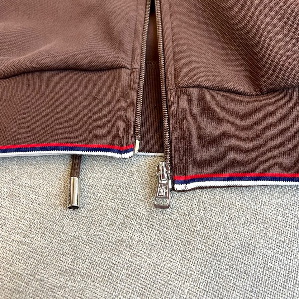 Mon蒙口、2025秋冬暖意新作蒙口连帽运动套装，慵懒与型格皆不设限。蒙口连帽运动套装以细腻质感打破沉闷