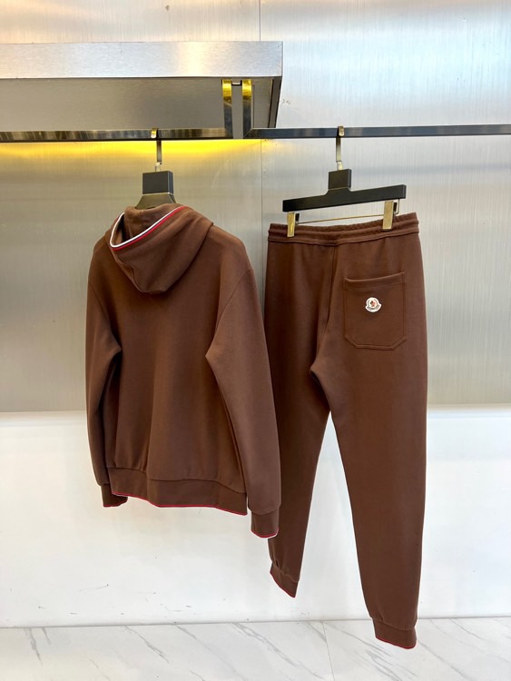 Mon蒙口、2025秋冬暖意新作蒙口连帽运动套装，慵懒与型格皆不设限。蒙口连帽运动套装以细腻质感打破沉闷