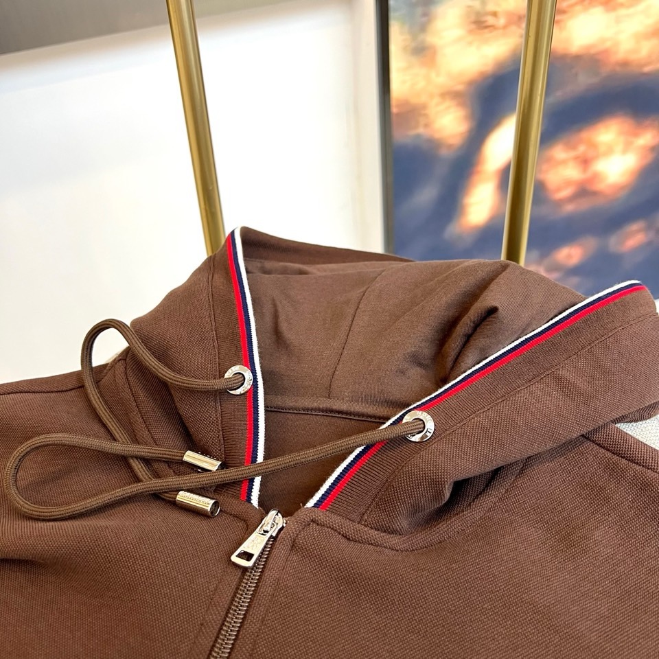 Mon蒙口、2025秋冬暖意新作蒙口连帽运动套装，慵懒与型格皆不设限。蒙口连帽运动套装以细腻质感打破沉闷