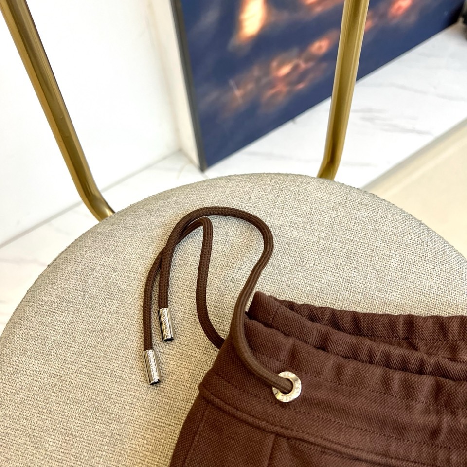 Mon蒙口、2025秋冬暖意新作蒙口连帽运动套装，慵懒与型格皆不设限。蒙口连帽运动套装以细腻质感打破沉闷