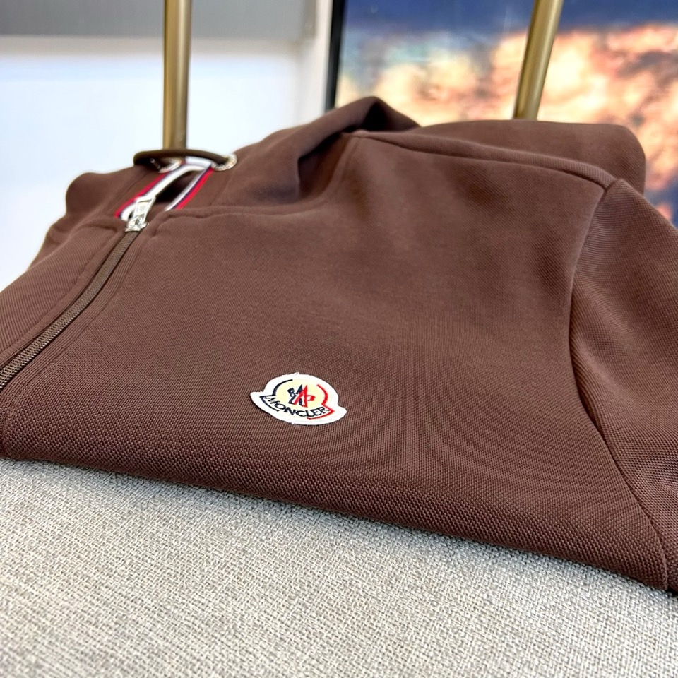 Mon蒙口、2025秋冬暖意新作蒙口连帽运动套装，慵懒与型格皆不设限。蒙口连帽运动套装以细腻质感打破沉闷