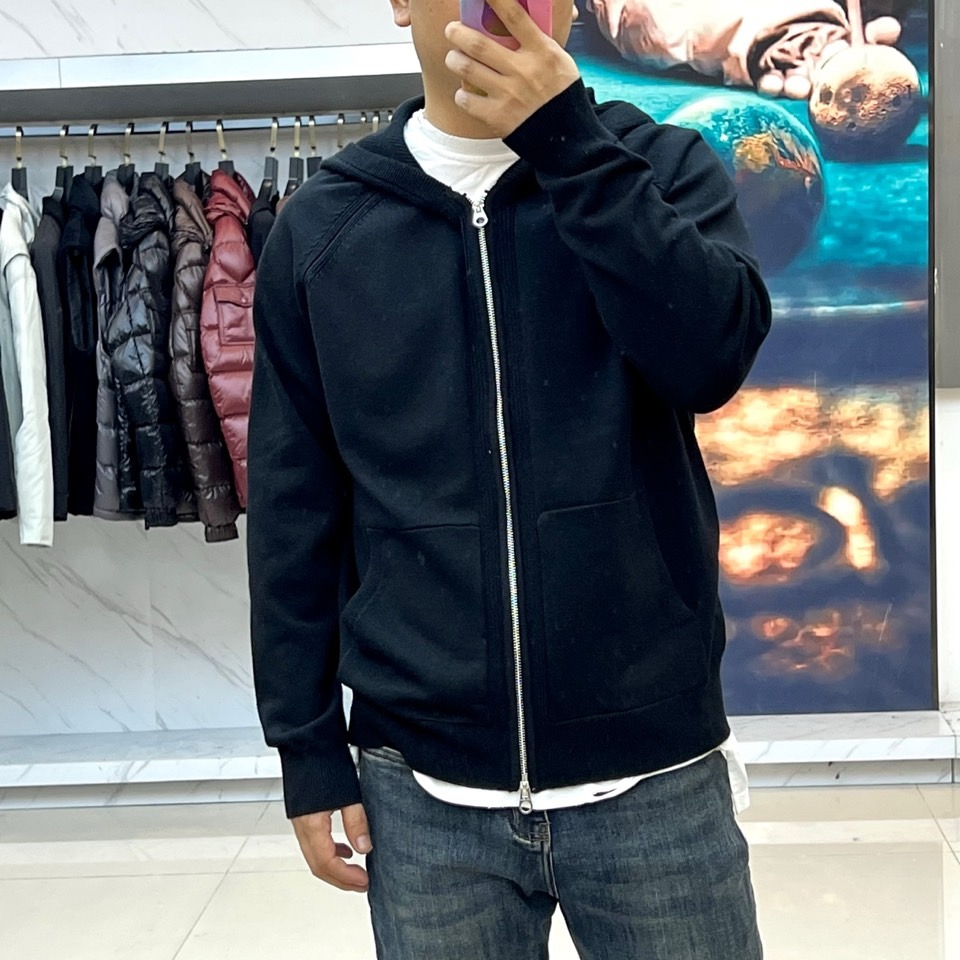 Loro Piana诺悠翩雅、2025秋冬新品男士灰色连帽羊毛开衫，以简约设计诠释舒适优雅的现代美学。款