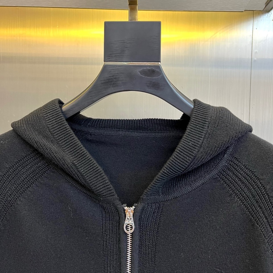 Loro Piana诺悠翩雅、2025秋冬新品男士灰色连帽羊毛开衫，以简约设计诠释舒适优雅的现代美学。款