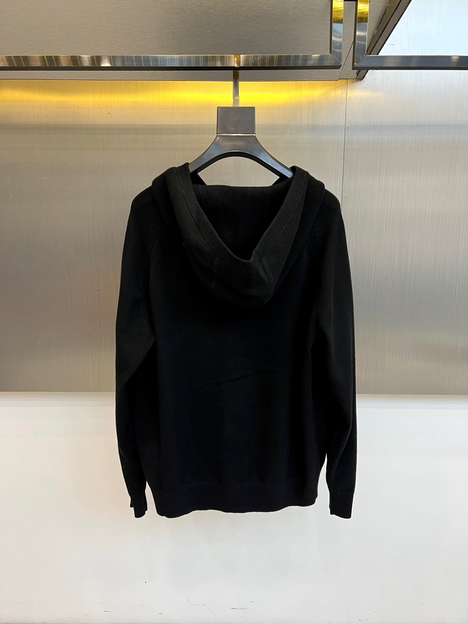 Loro Piana诺悠翩雅、2025秋冬新品男士灰色连帽羊毛开衫，以简约设计诠释舒适优雅的现代美学。款