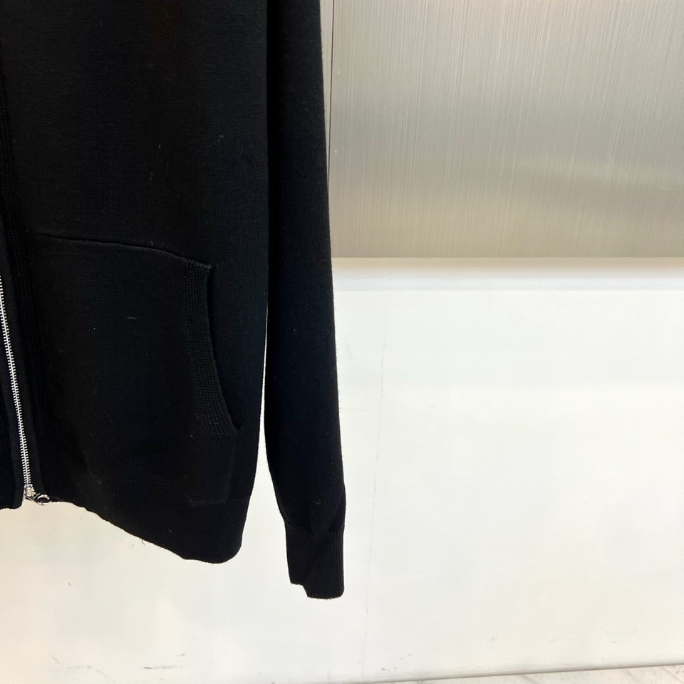 Loro Piana诺悠翩雅、2025秋冬新品男士灰色连帽羊毛开衫，以简约设计诠释舒适优雅的现代美学。款