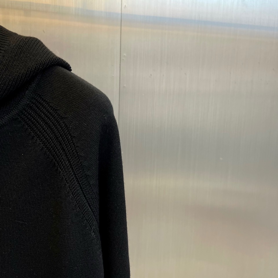 Loro Piana诺悠翩雅、2025秋冬新品男士灰色连帽羊毛开衫，以简约设计诠释舒适优雅的现代美学。款