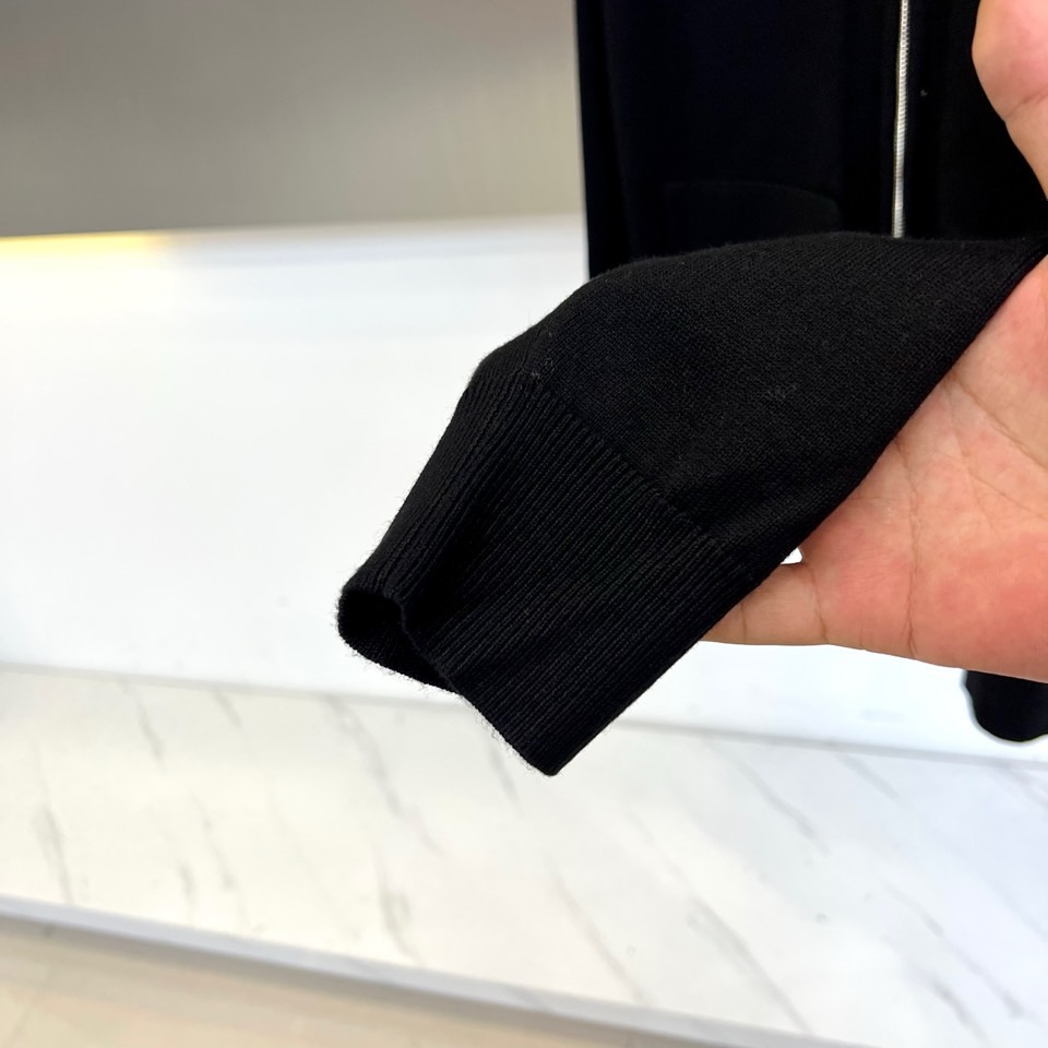 Loro Piana诺悠翩雅、2025秋冬新品男士灰色连帽羊毛开衫，以简约设计诠释舒适优雅的现代美学。款