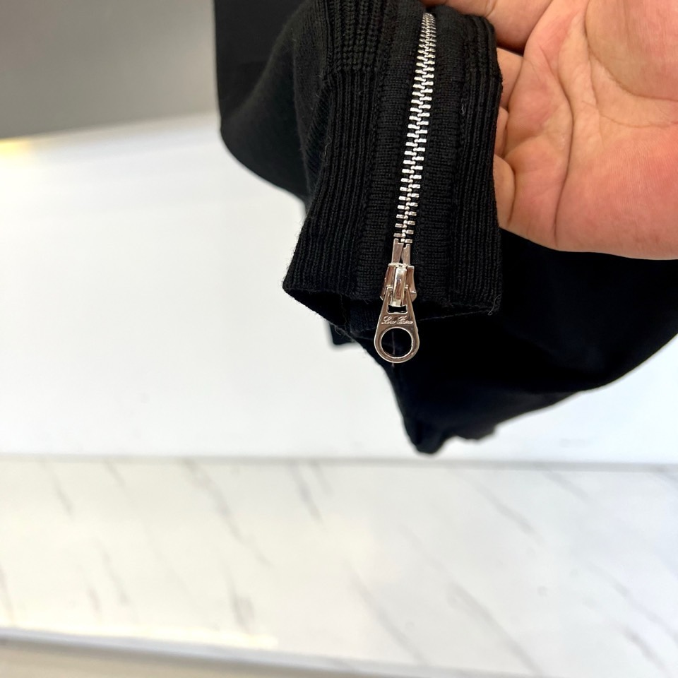 Loro Piana诺悠翩雅、2025秋冬新品男士灰色连帽羊毛开衫，以简约设计诠释舒适优雅的现代美学。款