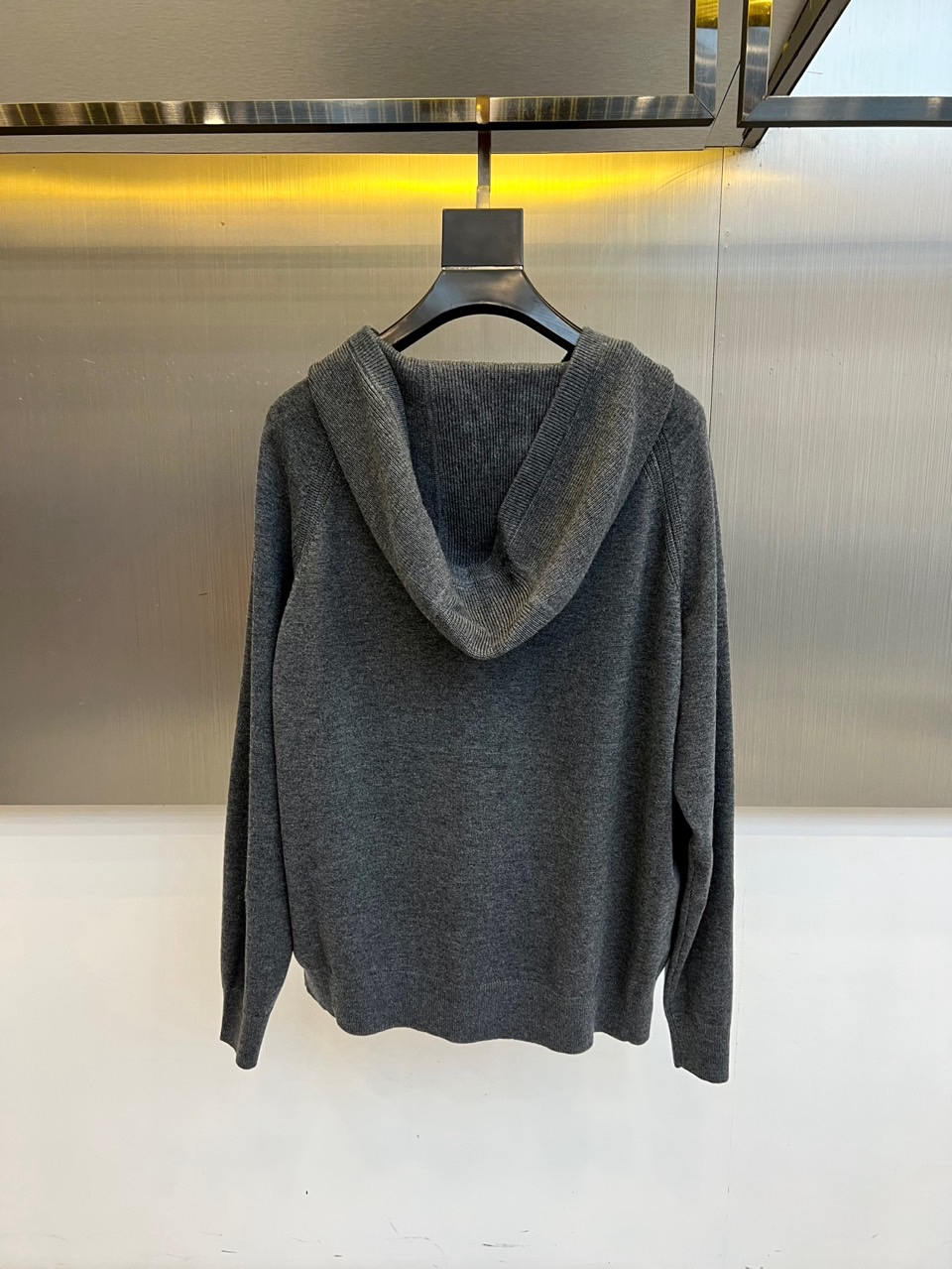 Loro Piana诺悠翩雅、2025秋冬新品男士灰色连帽羊毛开衫，以简约设计诠释舒适优雅的现代美学。款