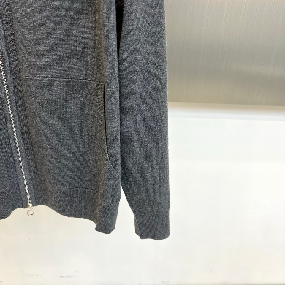 Loro Piana诺悠翩雅、2025秋冬新品男士灰色连帽羊毛开衫，以简约设计诠释舒适优雅的现代美学。款