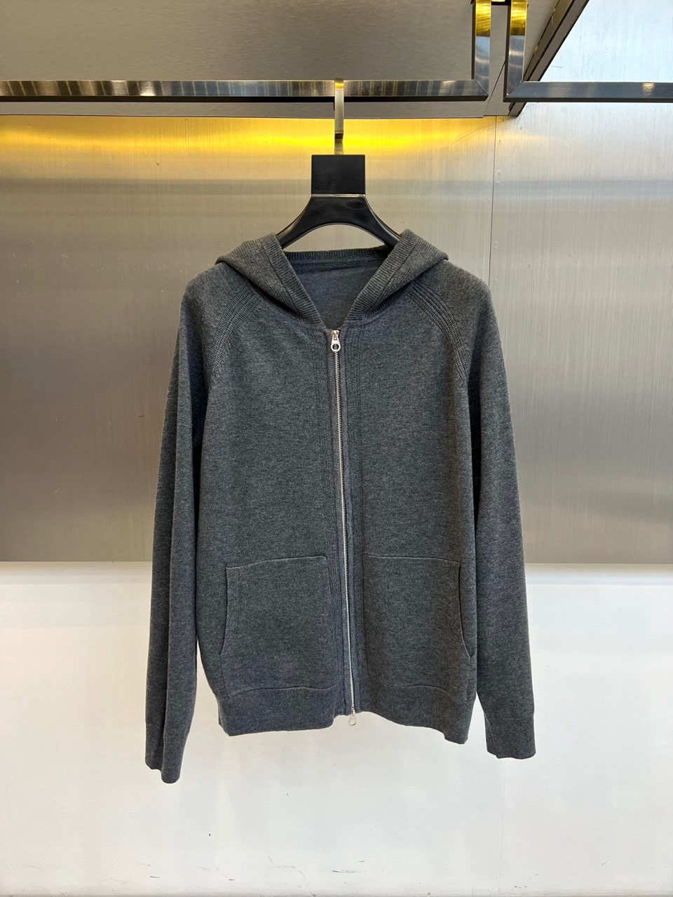 Loro Piana诺悠翩雅、2025秋冬新品男士灰色连帽羊毛开衫，以简约设计诠释舒适优雅的现代美学。款