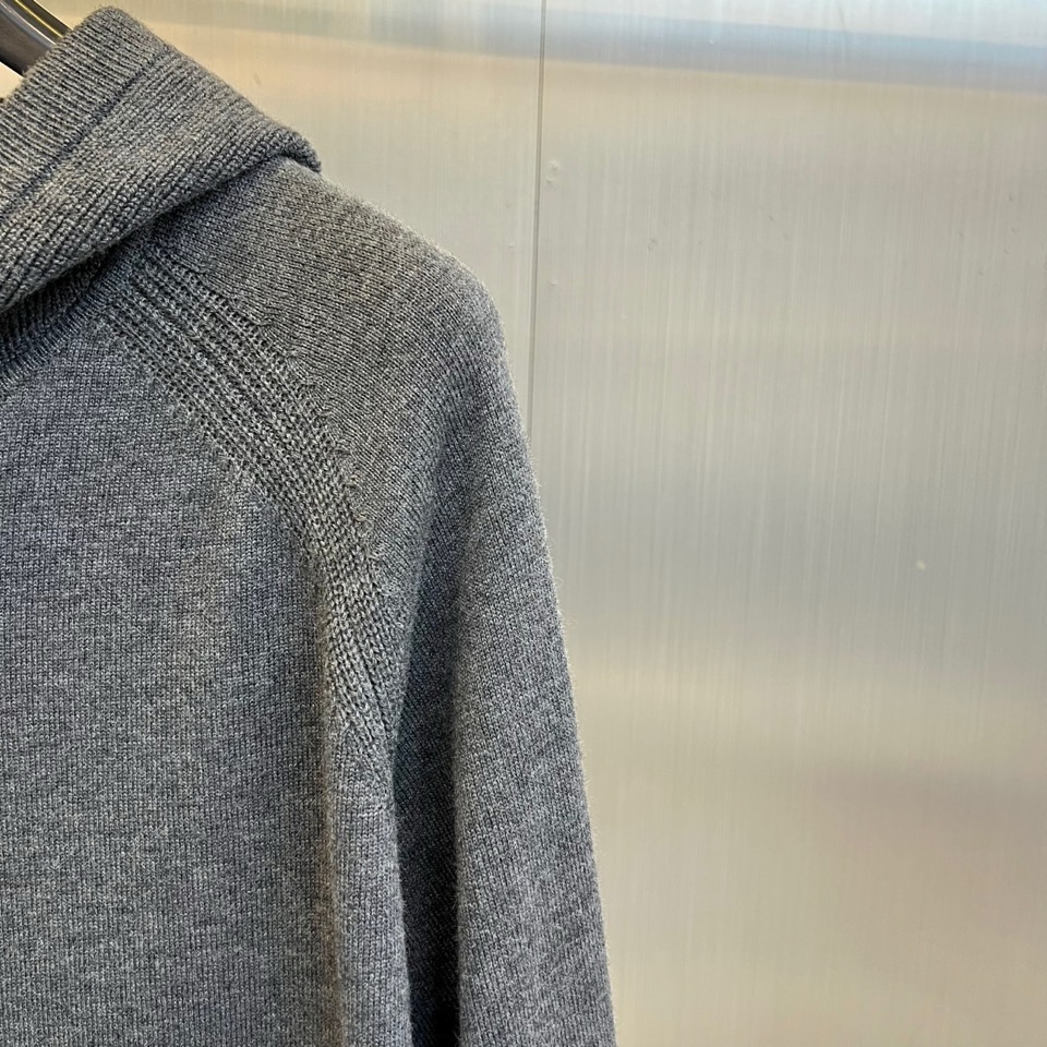 Loro Piana诺悠翩雅、2025秋冬新品男士灰色连帽羊毛开衫，以简约设计诠释舒适优雅的现代美学。款