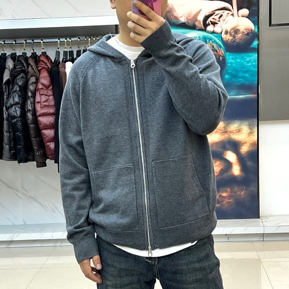 Loro Piana诺悠翩雅、2025秋冬新品男士灰色连帽羊毛开衫，以简约设计诠释舒适优雅的现代美学。款