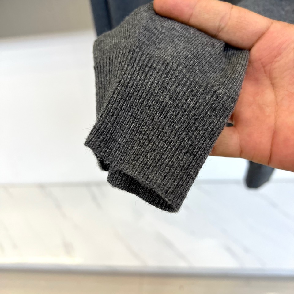 Loro Piana诺悠翩雅、2025秋冬新品男士灰色连帽羊毛开衫，以简约设计诠释舒适优雅的现代美学。款