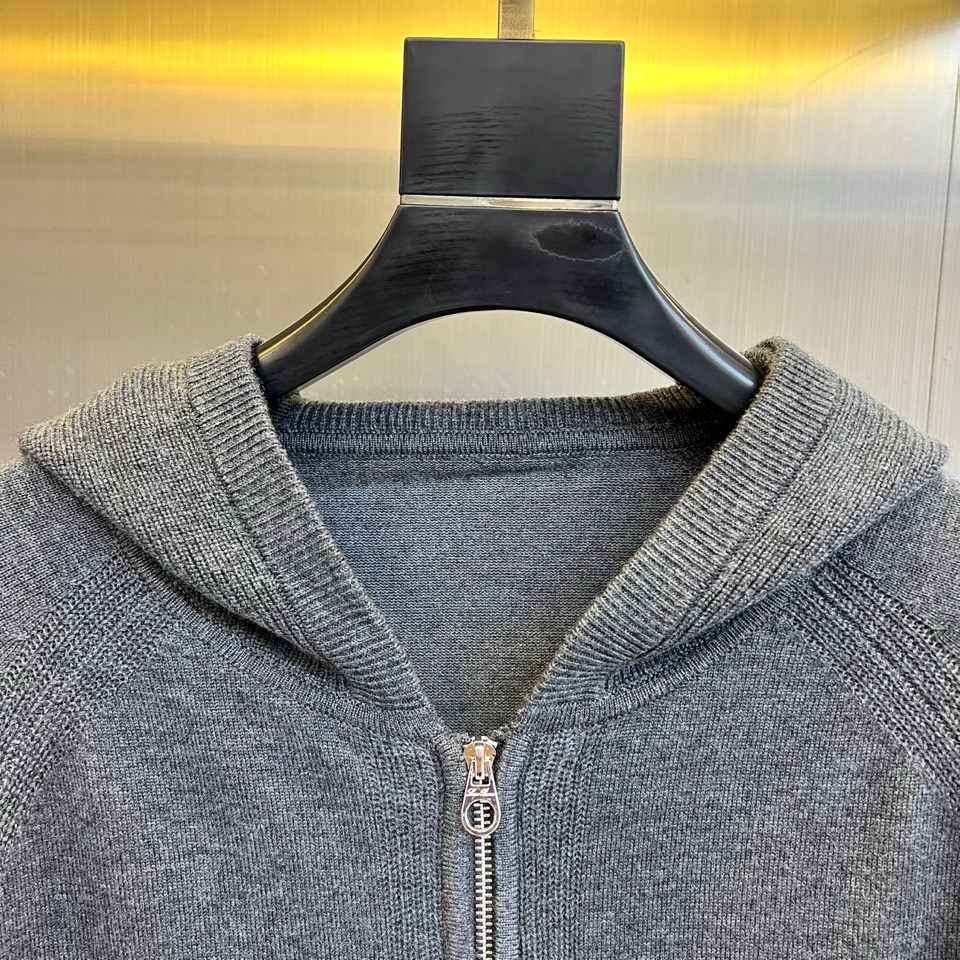 Loro Piana诺悠翩雅、2025秋冬新品男士灰色连帽羊毛开衫，以简约设计诠释舒适优雅的现代美学。款