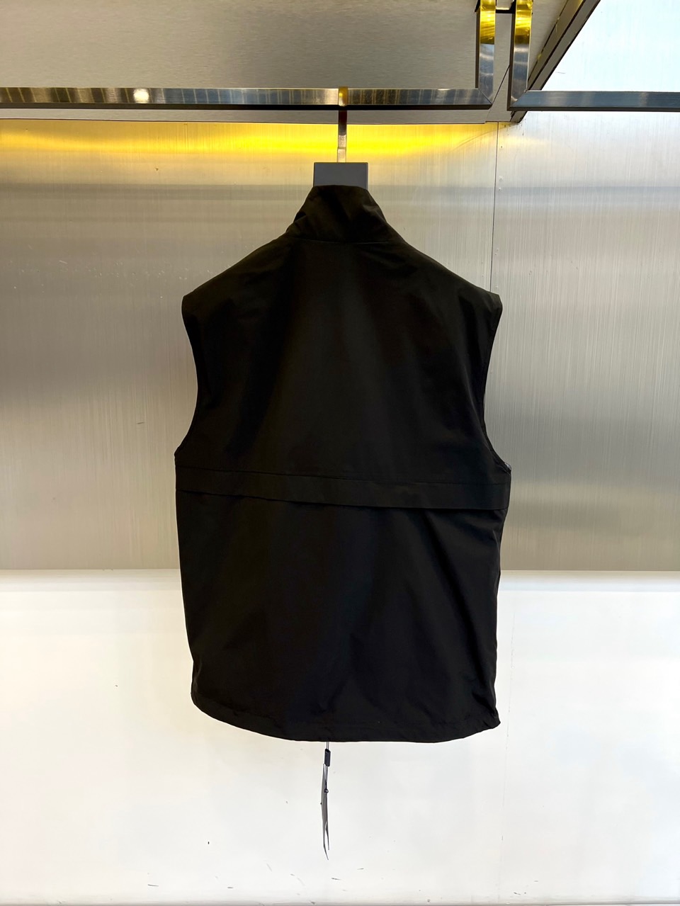 PRADA普拉、 2025秋冬新品双面穿马甲，以意式美学重构功能主义时尚。本款马甲采用顶级羊绒与高科技功