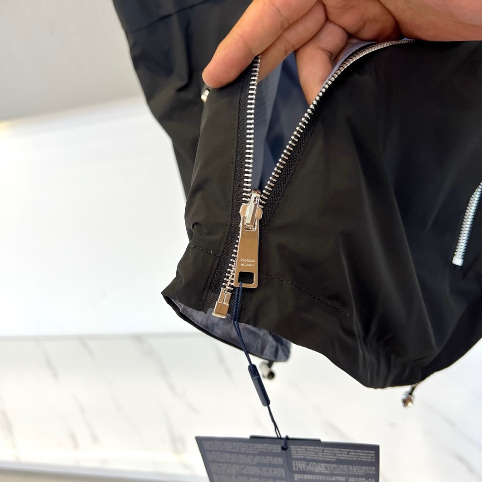PRADA普拉、 2025秋冬新品双面穿马甲，以意式美学重构功能主义时尚。本款马甲采用顶级羊绒与高科技功