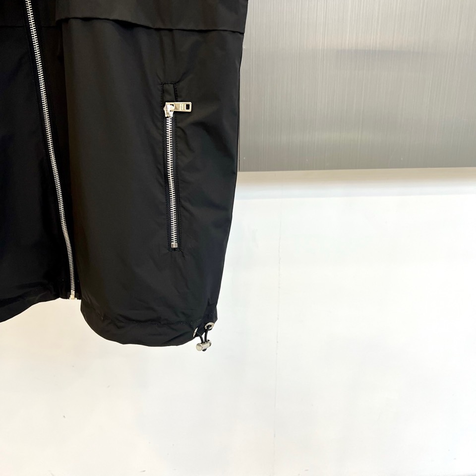 PRADA普拉、 2025秋冬新品双面穿马甲，以意式美学重构功能主义时尚。本款马甲采用顶级羊绒与高科技功