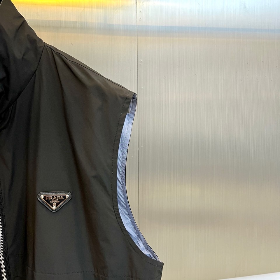 PRADA普拉、 2025秋冬新品双面穿马甲，以意式美学重构功能主义时尚。本款马甲采用顶级羊绒与高科技功