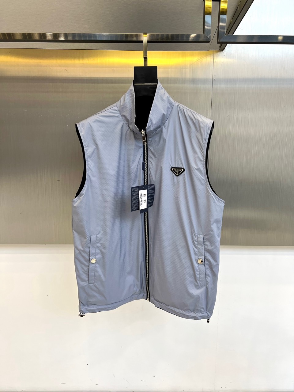 PRADA普拉、 2025秋冬新品双面穿马甲，以意式美学重构功能主义时尚。本款马甲采用顶级羊绒与高科技功