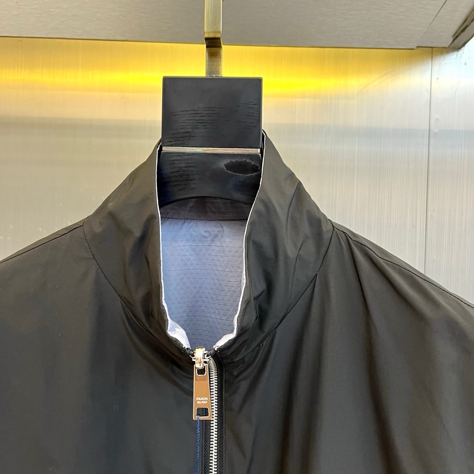 PRADA普拉、 2025秋冬新品双面穿马甲，以意式美学重构功能主义时尚。本款马甲采用顶级羊绒与高科技功