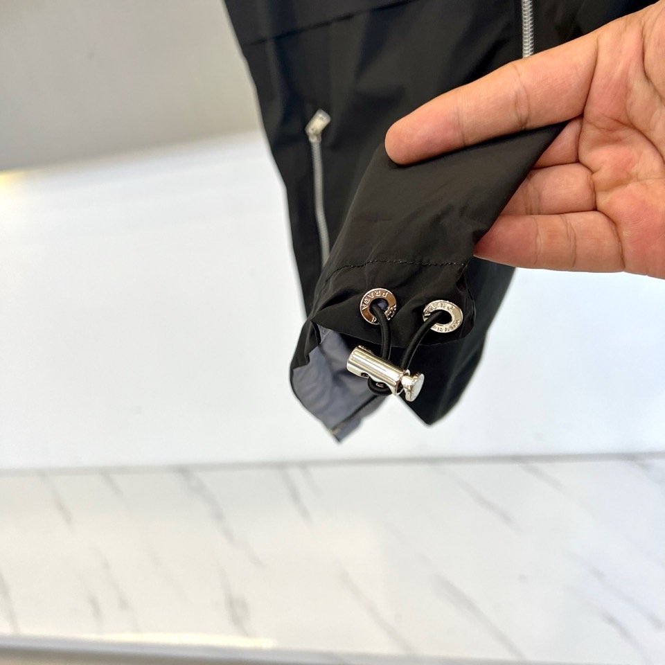 PRADA普拉、 2025秋冬新品双面穿马甲，以意式美学重构功能主义时尚。本款马甲采用顶级羊绒与高科技功