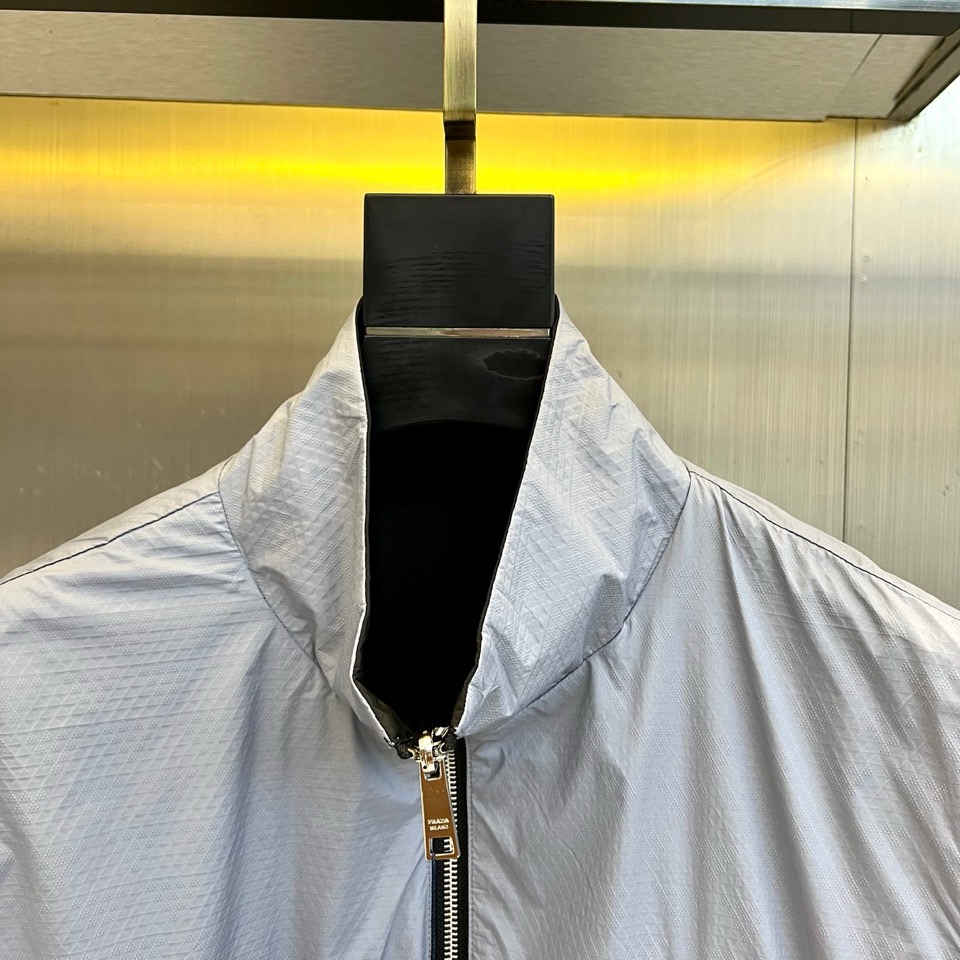 PRADA普拉、 2025秋冬新品双面穿马甲，以意式美学重构功能主义时尚。本款马甲采用顶级羊绒与高科技功