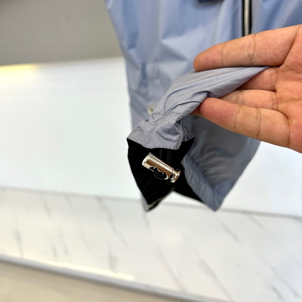 PRADA普拉、 2025秋冬新品双面穿马甲，以意式美学重构功能主义时尚。本款马甲采用顶级羊绒与高科技功