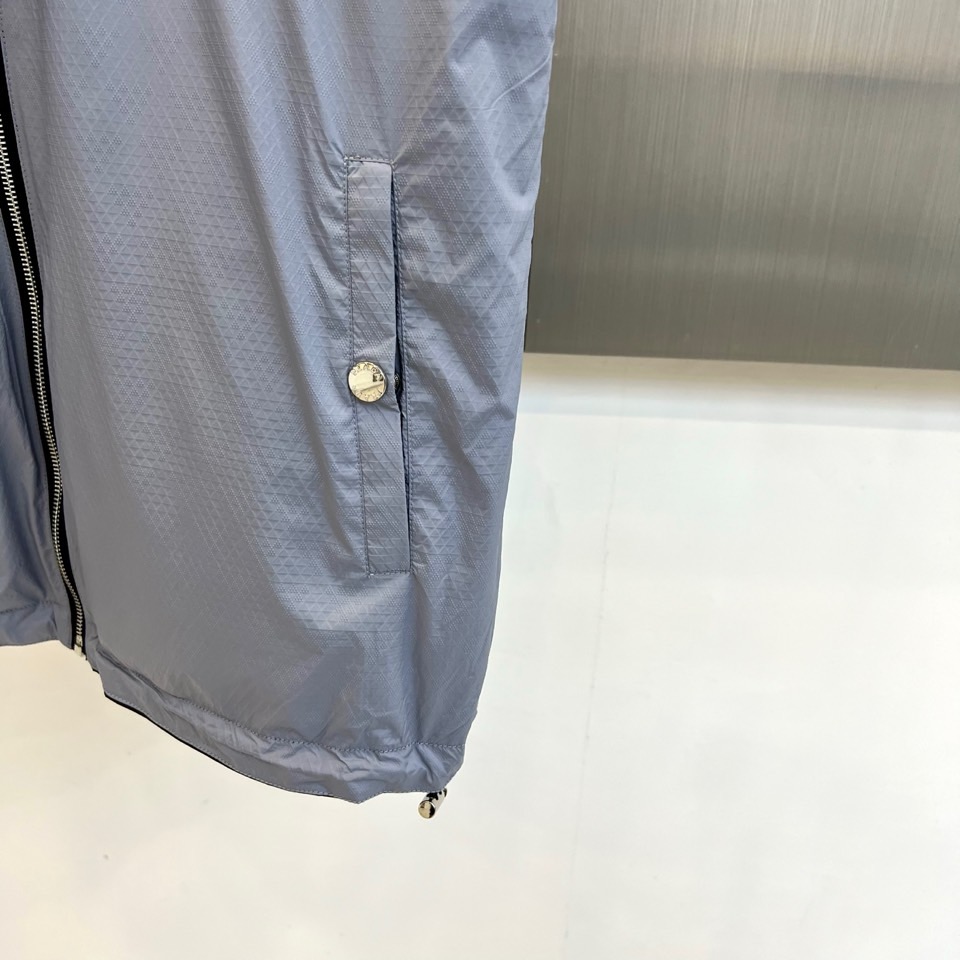 PRADA普拉、 2025秋冬新品双面穿马甲，以意式美学重构功能主义时尚。本款马甲采用顶级羊绒与高科技功