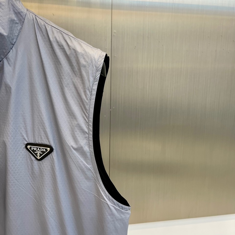 PRADA普拉、 2025秋冬新品双面穿马甲，以意式美学重构功能主义时尚。本款马甲采用顶级羊绒与高科技功