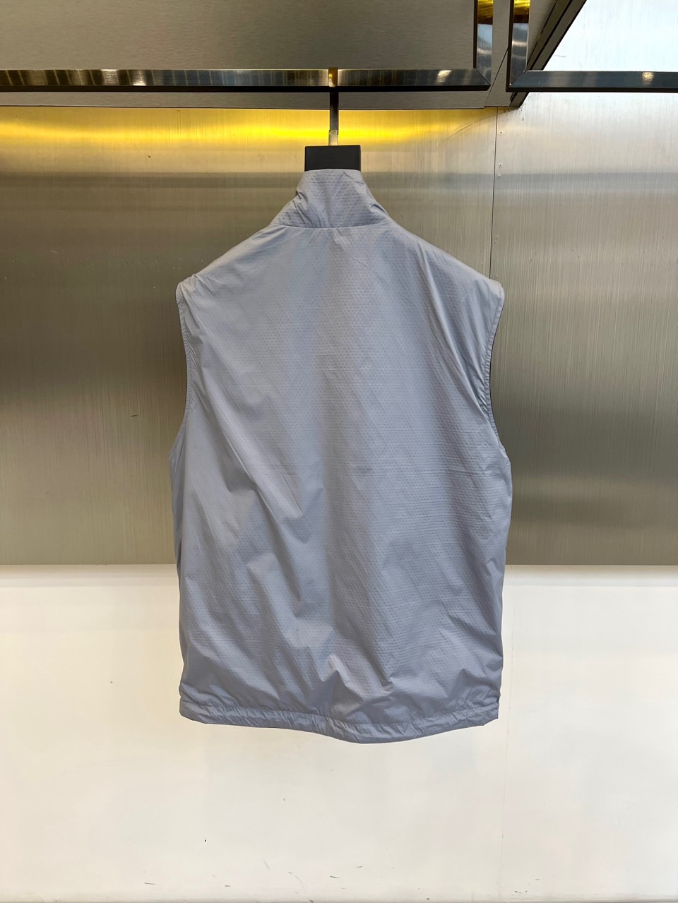 PRADA普拉、 2025秋冬新品双面穿马甲，以意式美学重构功能主义时尚。本款马甲采用顶级羊绒与高科技功