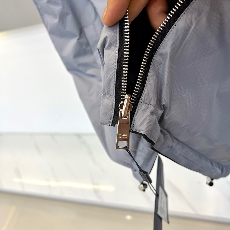 PRADA普拉、 2025秋冬新品双面穿马甲，以意式美学重构功能主义时尚。本款马甲采用顶级羊绒与高科技功