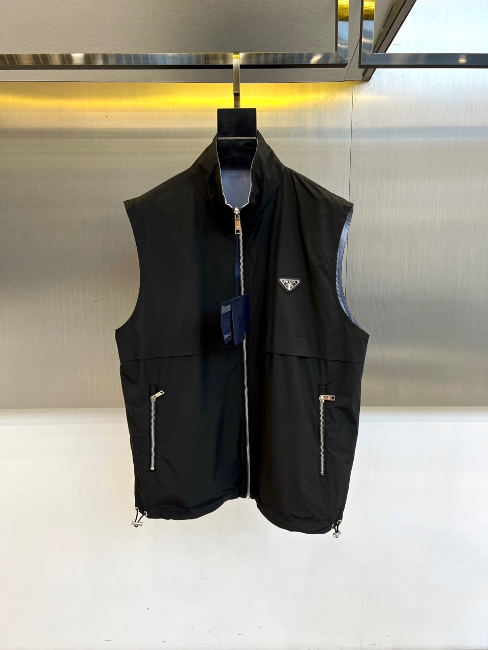 PRADA普拉、 2025秋冬新品双面穿马甲，以意式美学重构功能主义时尚。本款马甲采用顶级羊绒与高科技功