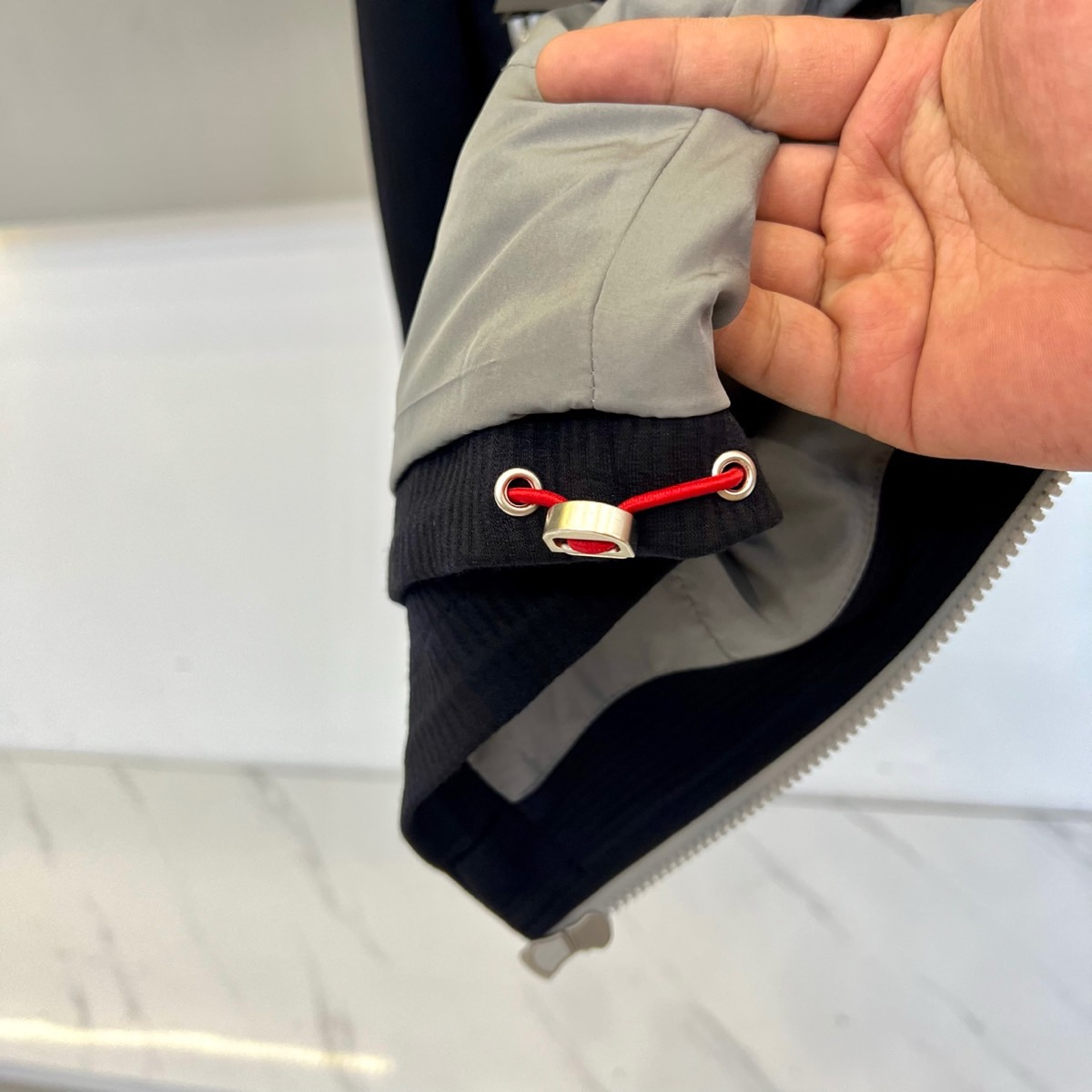 Brunello Cucinelli-BC、2025秋冬新品连帽防风外套，这款深棕色外套采用功能性连帽设