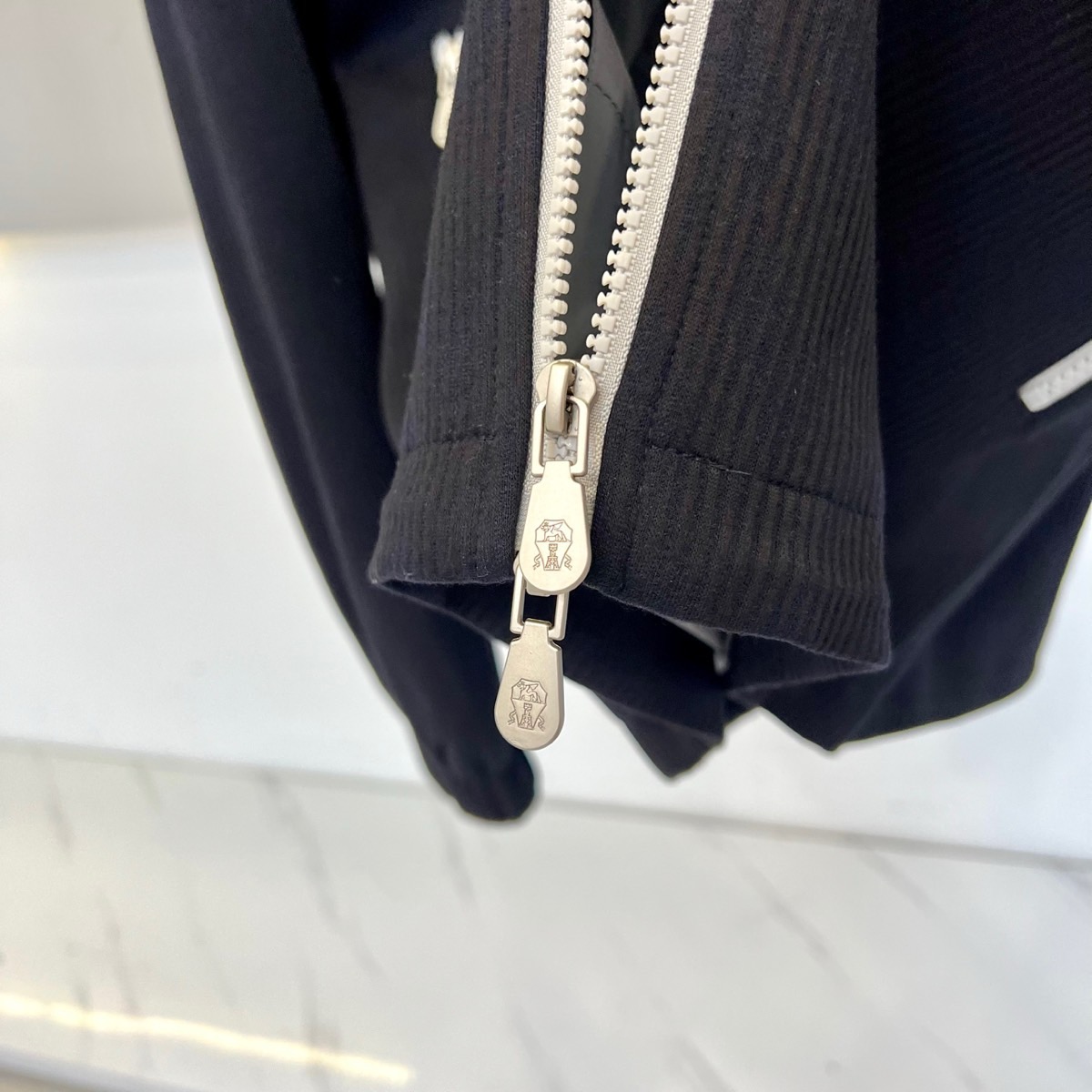 Brunello Cucinelli-BC、2025秋冬新品连帽防风外套，这款深棕色外套采用功能性连帽设